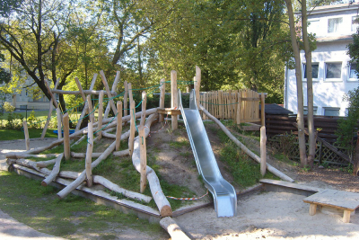 kletterhuegel-mit-rutsche-01